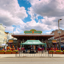 Findlay Market Favorites Picnic Basket - Dîner en Fleur